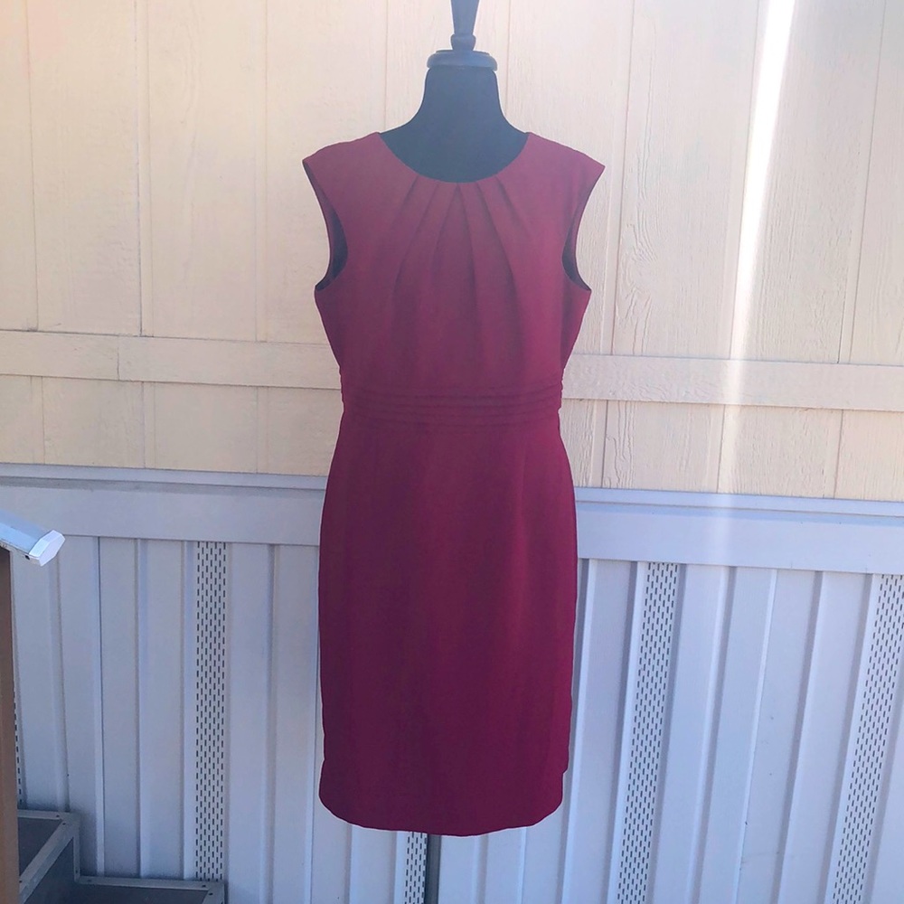 Beautiful TAHARI red Dress Size 14